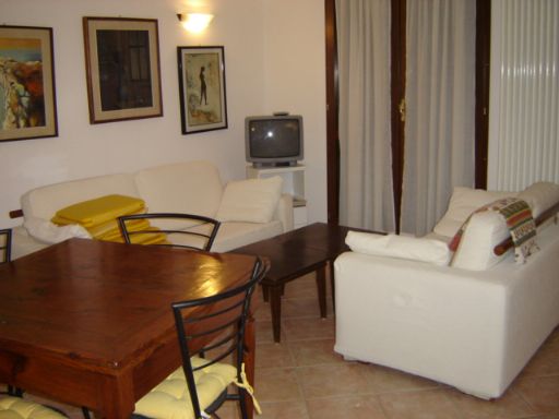 sogg. angolo tv con 2 divani